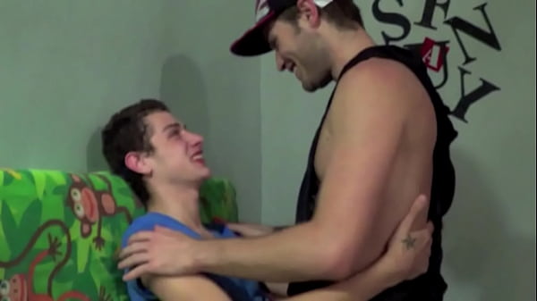 Jeune Mec Innocent Bais&eacute; Par Une Mec Plus Ag&eacute; thumbnail