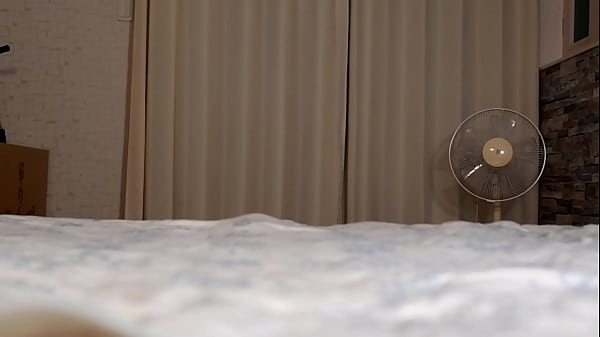 Play MP4 - 【素人】舞30代セックス大好きパイパン主婦。新しい衣装がお気に入りのデブ彼アナルまで垂れたエッチなお汁がイヤらしい不倫ビッチ妻。複数の人に生中出しで同時にアナル、おマンコ、お口、手を犯されたい