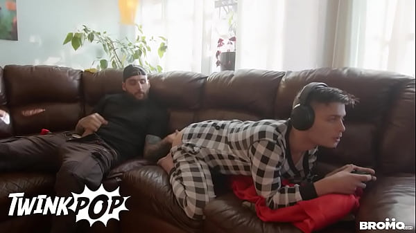 Play MP4 - Handsome Tony D'Angelo Fills Ryan Bailey' s Tight Ass With His Huge Creamy Load - TWINKPOP