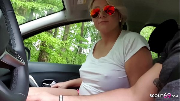 Deutsche Mega Titten MILF Anhalterin Tatjana_gibt ihm Blowjob im_Auto zum Dank - German MILF
