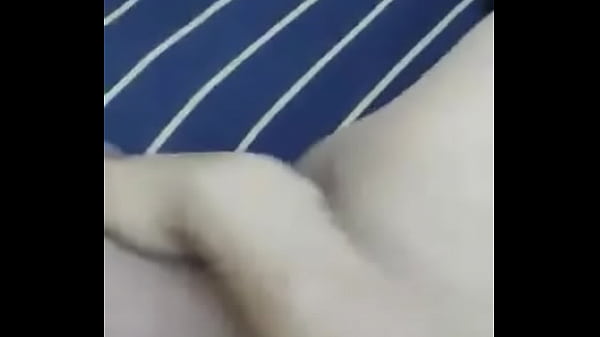 Toda mojada dedeandola