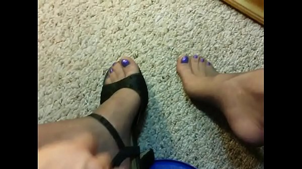 Play MP4 - Hot Shemale Cums on Her Sexy Feet in Pantyhose and High Heels