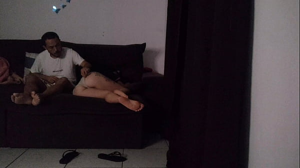 Madrasta Divide Sofa Enteado. thumbnail