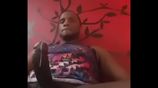 Play MP4 - Negro delicioso gozando pra caralho&comma; sonho de todos&excl;