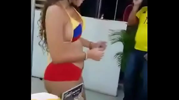 Esposa do corno dançando pros amigos dele