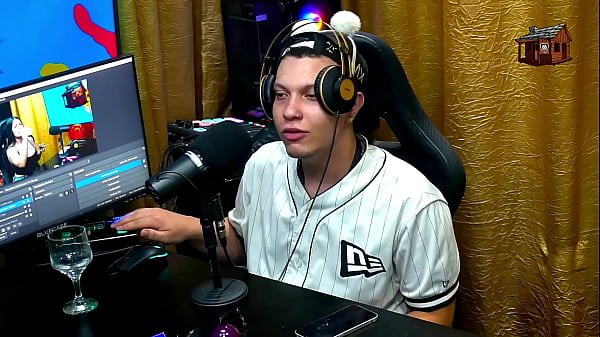 Ninfeta que grava conte&uacute;dos ficou de quatro na mesa do podcast mete gostoso luuh barbosa p&aacute;pum no barraco