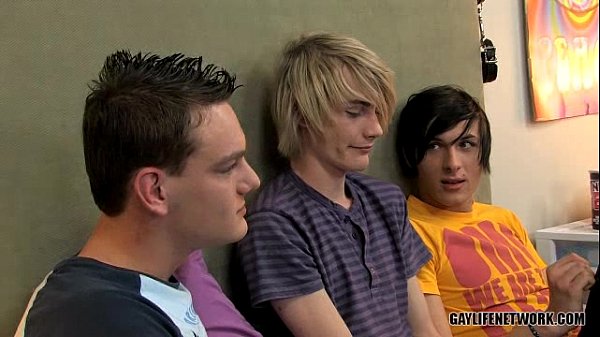 Play MP4 - Hot Twinks Have a Lusty Threesome in Bed