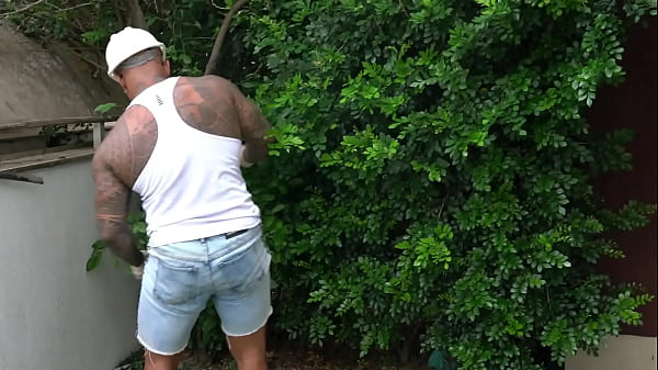 Nonton Chamei O Jardineiro Pra Me Ajudar E Dei Gostoso Pra Ele thumbnail