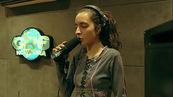 Novinha cantando com muito tes&atilde;o 
