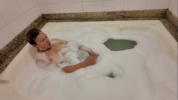 Nonton Fodendo Uma Senhora De 58 Anos Forca Dentro Da Hidromassagem Cheia De Espuma thumbnail