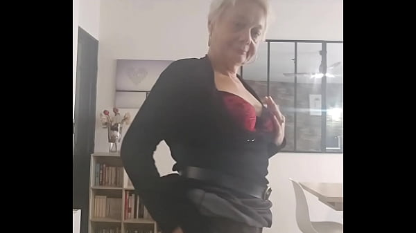 Coucou mes loulous aujourd'hui c'est mon anniversaire votre milf mature pr&eacute;f&eacute;r&eacute; 