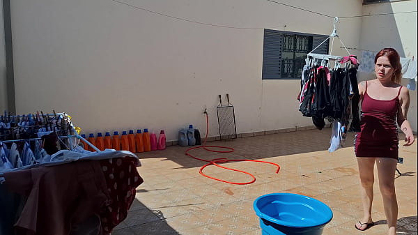 Nonton Redhead Fucked In The Backyard While Hanging Clothes On The Clothesline thumbnail