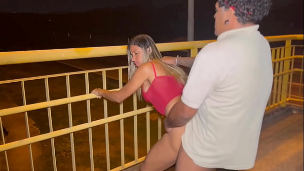Esposa fazendo exibismo em av dutra eis que aparece um dotado e ela namora gostoso 