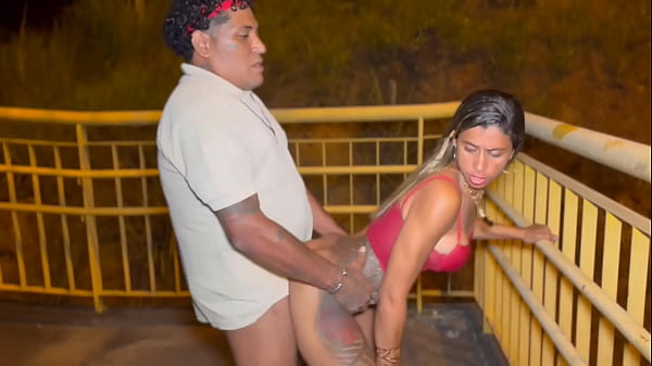 Esposa fazendo exibismo em AvDutra eis que aparece um dotadoe ela namora gostoso