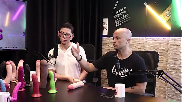 O material dosprodutos no geral são_atóxicos mas a_alergia_depende_da pessoa e o tamanho dopau mais vendido é o Eilani Quina e Victor Luciano Upper Toys_SHEER RED