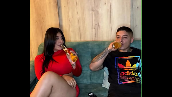 Joven extranjero recibe el mejor regalo de su vecina colombiana