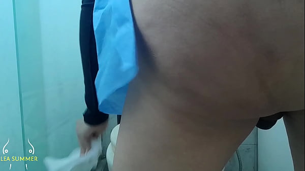 Enfermera pervertida entra al ba&ntilde;o para jugar con su co&ntilde;o tras ver la enorme polla de su paciente