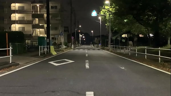 ミニスカノーパンの女装まゆが深夜の住宅街で大股開き thumbnail