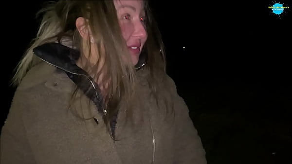 Play MP4 - Street Girl flashing