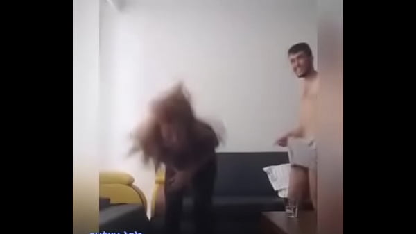 دخل عليها و هي الرقص فيفي
