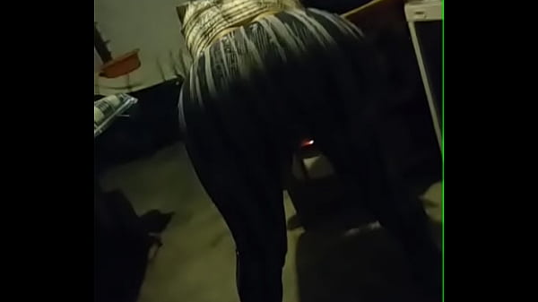 Mi perra moviendo el culo