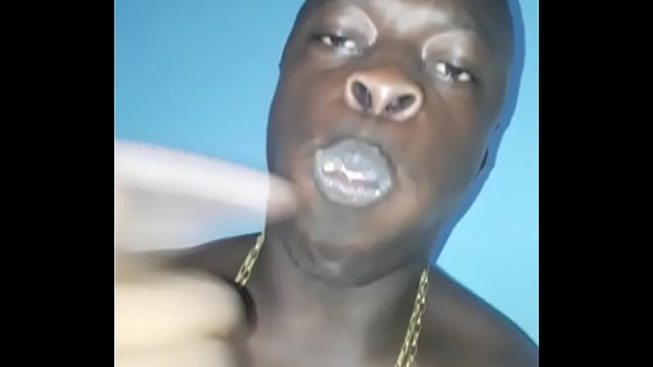 Neg&atilde_o comendo nove biscoito