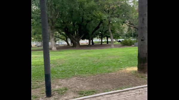 Play MP4 - TOMANDO LECHE EN UN PARQUE P&Uacute;BLICO DE DIA EN BUENOS AIRES