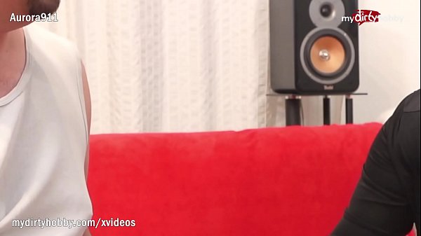 - Kinky guycame bearing gifts for his favourite MILF