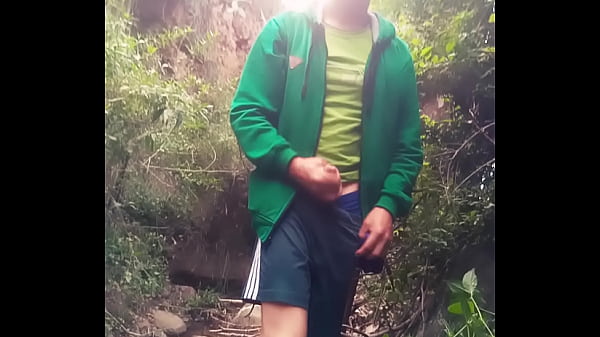 chico se masturba con lenceria  de mujer 