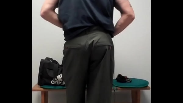 Play MP4 - exhib de ma bite et de mon trou de balle dans les vestiaires &agrave; la salle de sport