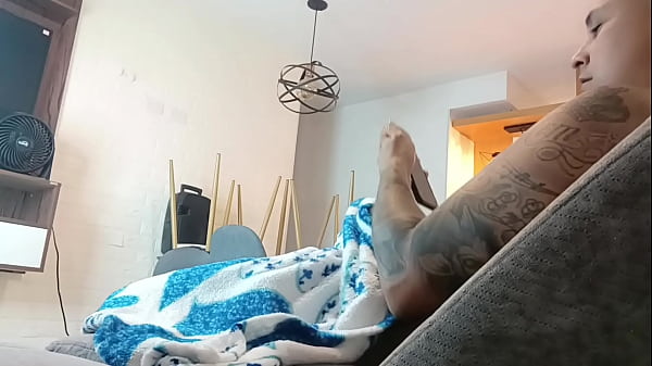 Nonton Me Gusta Grabarme Mientras Me Masturbo, Pero A La Puta De Mi Madrastra Le Dio Por Entrar A Mi Cuarto Mientras Lo Hacia - Historia Completa thumbnail