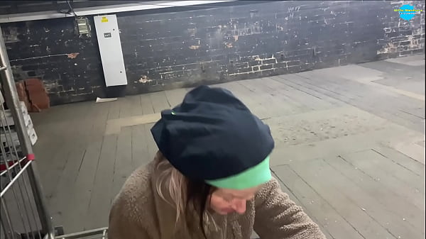 Play MP4 - Street Girl dancing naked