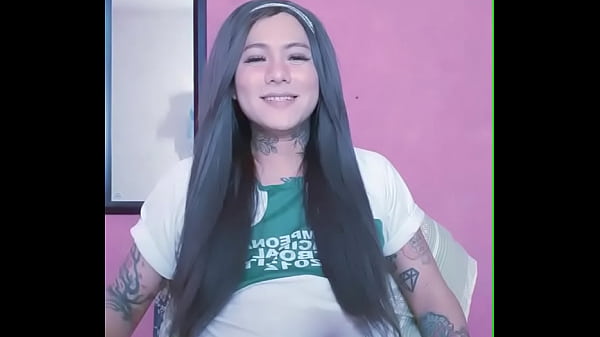 chica con enorme polla masturbandose hasta correrse rico 