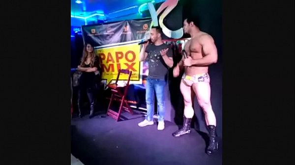 Play MP4 - ARQUIVO PAPOMIX - De  pau duro&comma; stripper se apresentava nos shows da NostroMondo