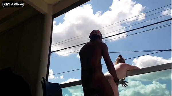 Deixando a buceta bem aberta na varanda 
