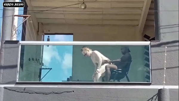 DEIXANDO A_BUCETA BEM ABERTA NA VARANDA