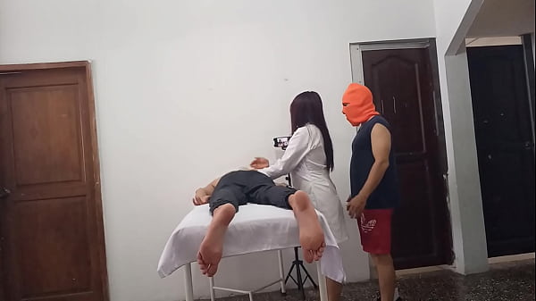 La Masajista Esta Dando Un Masaje A Su Cliente Y Luego Llega El Novio Para Follarla En El Trabajo Durante La Atencion Al Cliente thumbnail