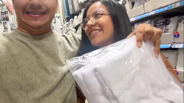 Me masturbo en el centro comercial con mi esposo