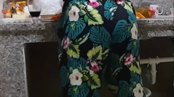 Jugando con la ama de casa en la cocina cuando el jefe esta lejos