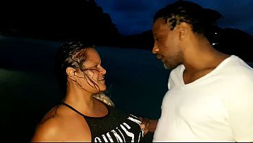 Safada Na Areia A Procura De Pau Grande Volume Na Sunga thumbnail