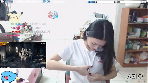 Slut streamer shows her boobs