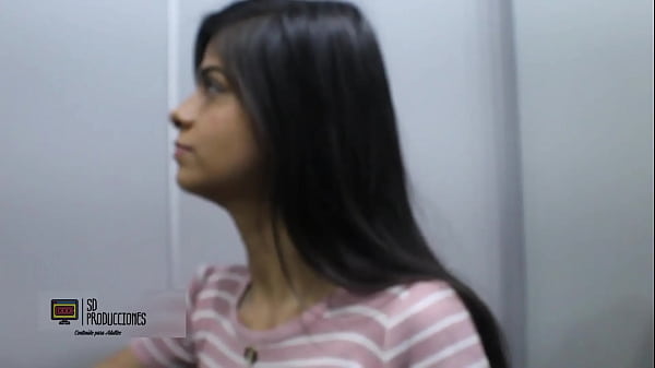 Hermosa hermanastra brunette chupando mi9 polla y cabalgando