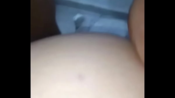 Duas picas brincando com o cu da esposa do corno