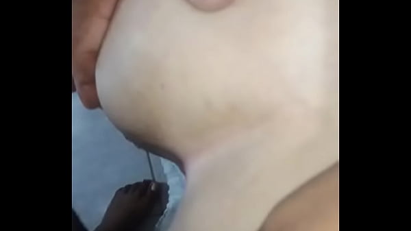 Duas picas brincando com o cu da esposa do corno