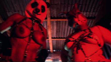 Le Alquilo Mi Caba&ntilde;a A Dos Chicas Muy Extra&ntilde;as Video thumbnail