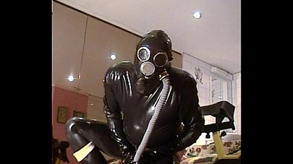 Roxina2003EncasedInRubberAndGasmask110203XXXL.MPG 