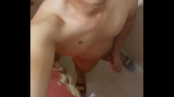 Ba&ntilde;&aacute;ndome y saboreando mi semen 