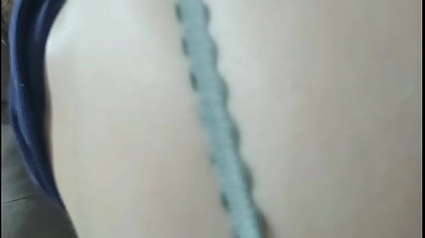 Esposa com a calcinha de lado dando para o marido 