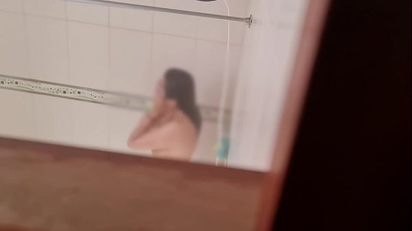 C&aacute;mara esp&iacute;a modelo argentina ba&ntilde;&aacute;ndose co&ntilde;o peludo