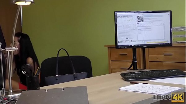 LOAN4K. Lo_dulce Inga le da su cuerpoal agente de prestamos para un credito